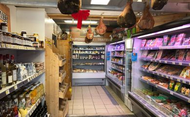 Intérieur supermarché sherpa Orcières 1850 rayons alimentaires avec jambons séchés
