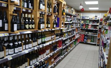 Intérieur supermarché sherpa Thollon Les Mémises cave à vins