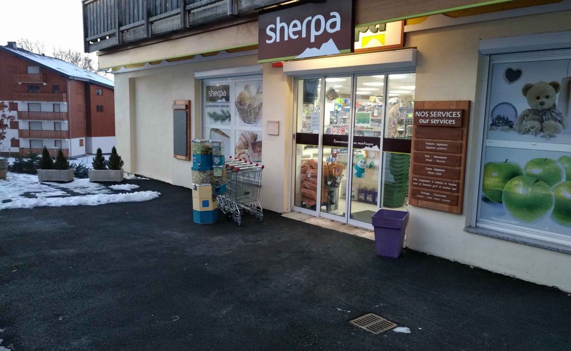 Extérieur supermarché sherpa Thollon Les Mémises entrée